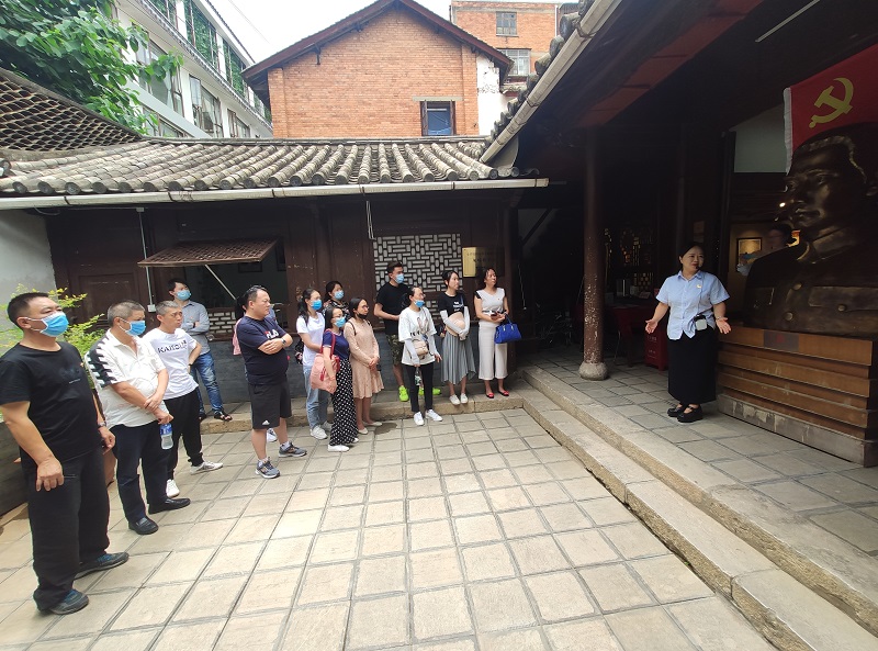 認(rèn)真聆聽講解.jpg